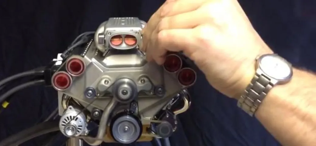 45 centimetri cubici: è questo il V8 più piccolo del mondo?
