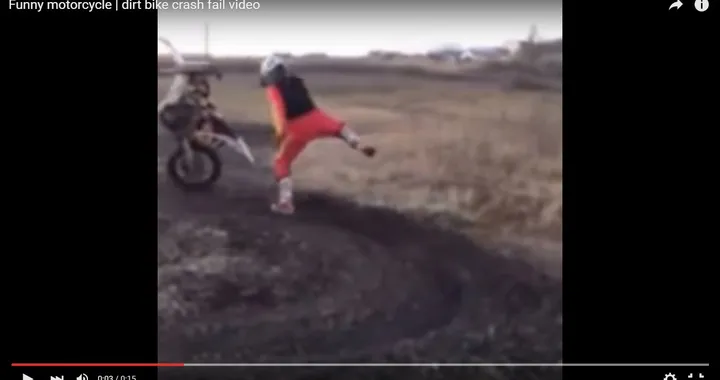 Impennata in moto con caduta [Video]