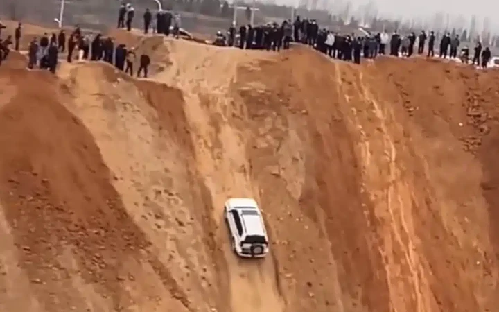 Invincibile Toyota Land Cruiser, scala una parete quasi verticale: il video