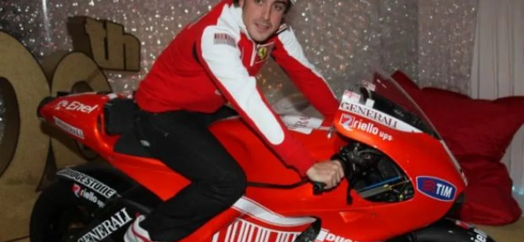 Ducati regala una DesmosediciRR a Fernando Alonso