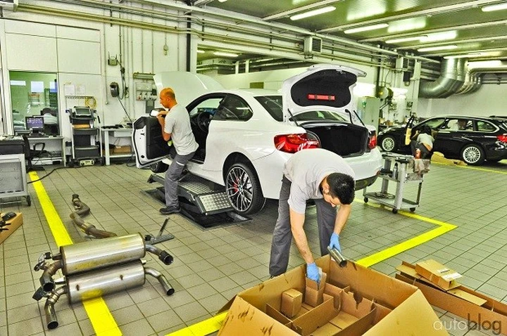 BMW M235i: il montaggio del kit BMW M Performance in officina