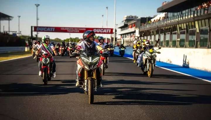 Ducati festeggia 100 anni al World Ducati Week: debutta la Desmo450 SM
