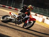 KTM 450 SMR 2024: la supermoto si aggiorna con novità interessanti [FOTO]