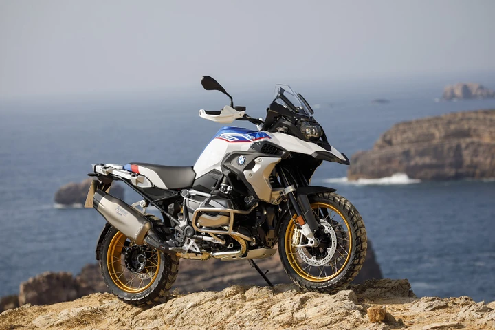 BMW richiama più di 9.000 moto negli USA: possibili problemi ai freni