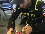 I guanti di Zarco all'asta per Two Wheels for life