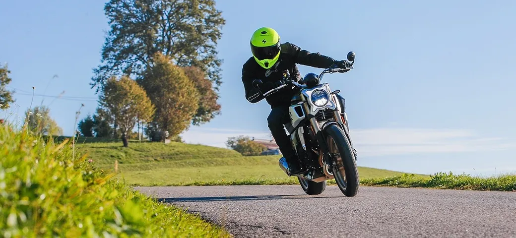 CF-MOTO 700CL-X, la prova su strada (VIDEO)