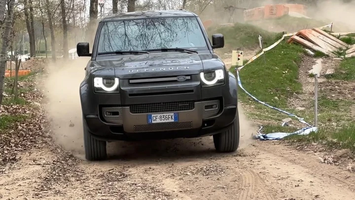 Land Rover Defender P400e: la prova della versione plug-in