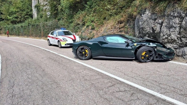 Ferrari contro la roccia durante il raduno: illesi gli occupanti, pesanti danni all'auto