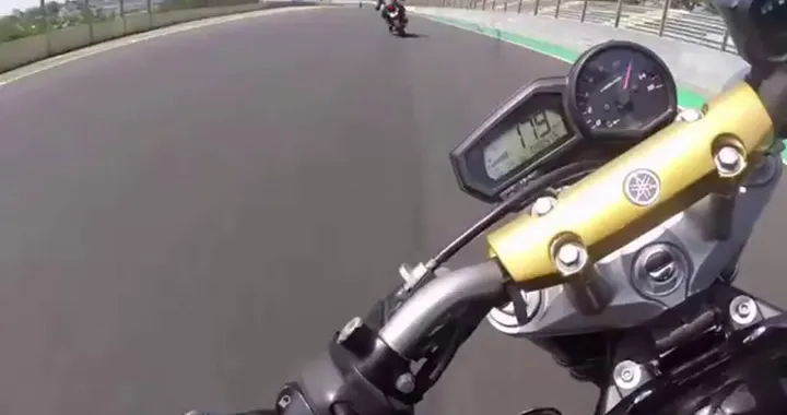 Cade con la moto da strada in pista