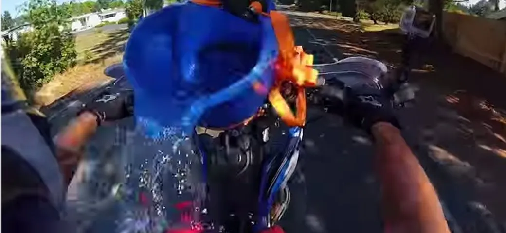 Ice Bucket Challenge: quando la doccia gelata si fa impennando [Video]