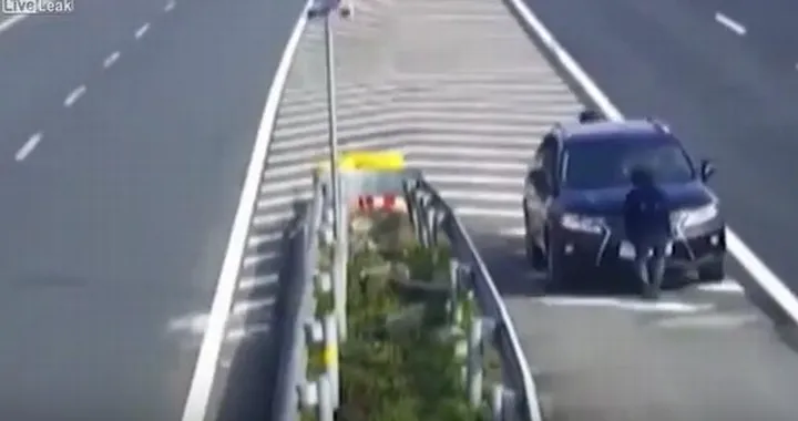 Copre la targa grazie al passeggero