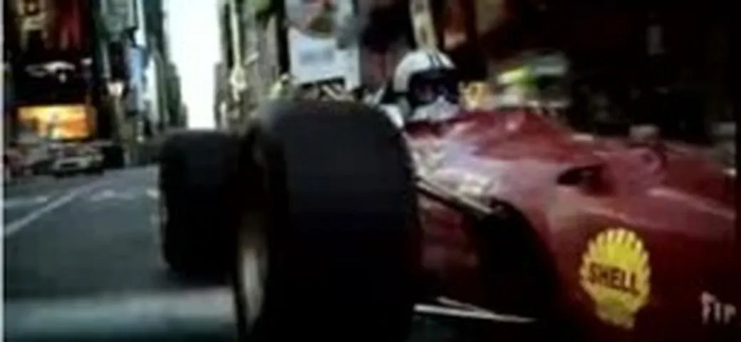 Spot Ferrari Shell: la formula 1 in città
