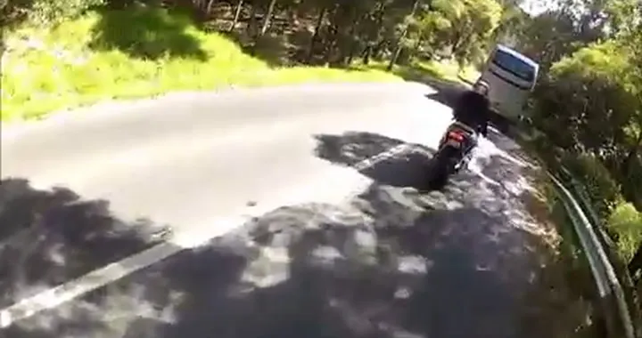 sorpasso azzardato in moto