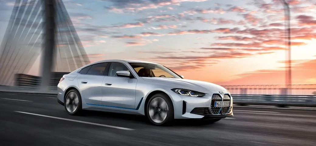 Bmw i4: uscita, interni, motori elettrici, scheda tecnica