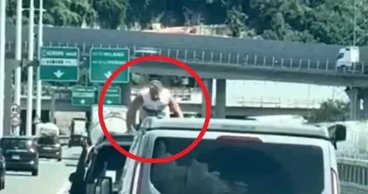 Flessioni sul tetto dell’auto in corsa: follia in autostrada