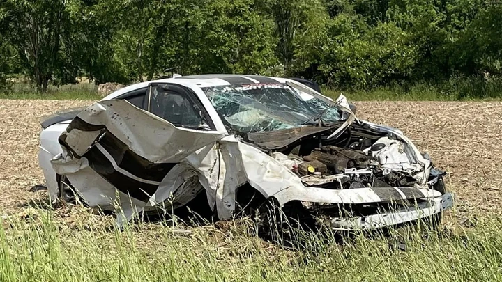 Sopravvive per miracolo dopo aver rubato una Dodge Charger da un'asta e averla distrutta a 263 km/h