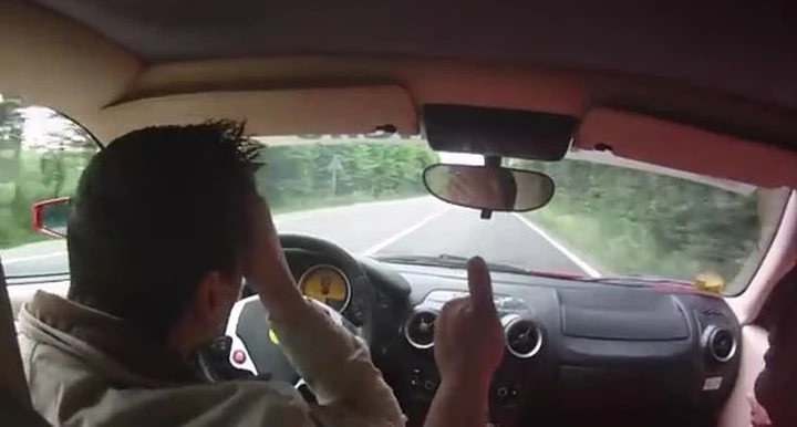 Il quasi incidente del ragazzo con la Ferrari a noleggio