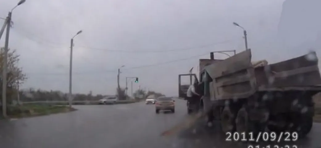 Incidenti Russia: camionista ubriaco si schianta e vola fuori dal camion