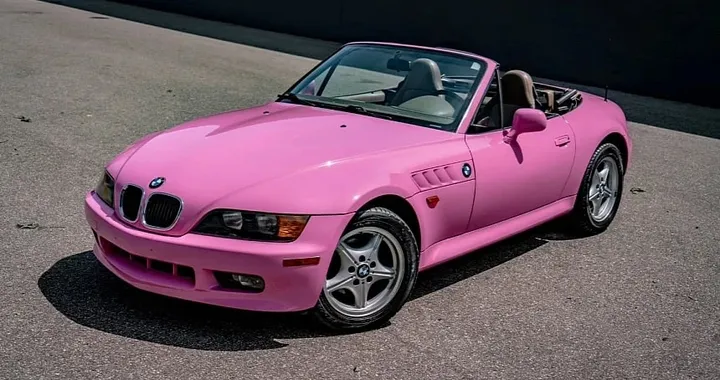 La BMW Z3 di Sydney Sweeney finisce all'asta: non è la Barbie Car, ma un pezzo unico