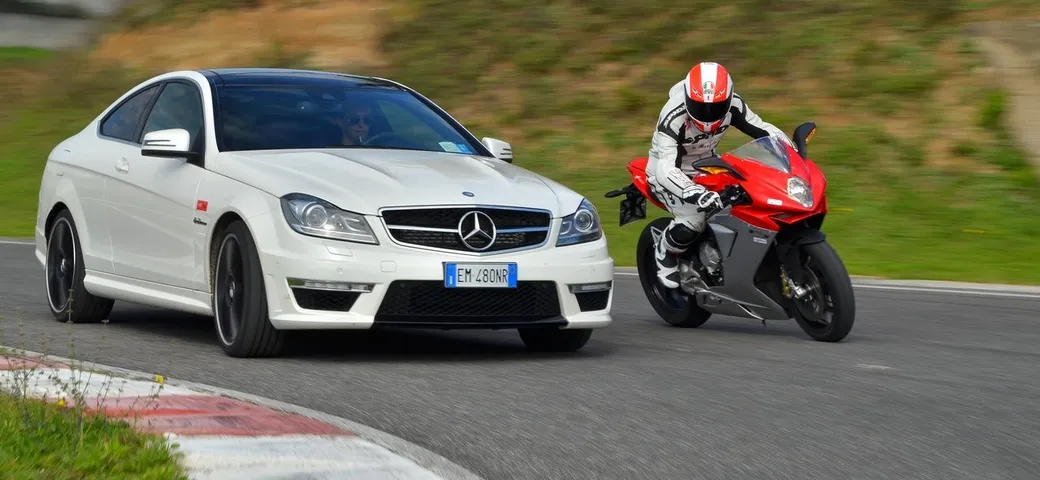 Mercedes C63 AMG Performance VS MV Agusta F3 675: la sfida in video