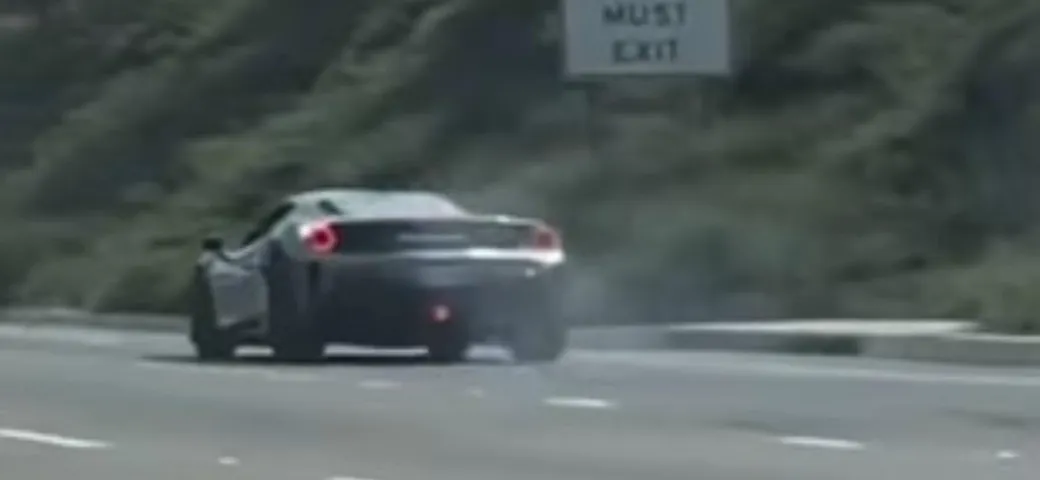 Come (non) prendere un dosso con una Ferrari