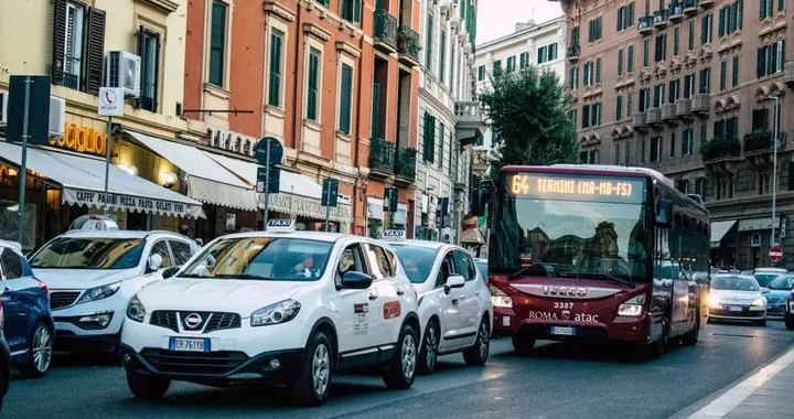 ZTL Roma, boom di denunce per i senza permesso: targhe truccate e non solo