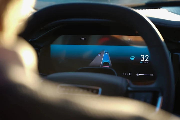 Stellantis sospende il programma per la guida autonoma: 