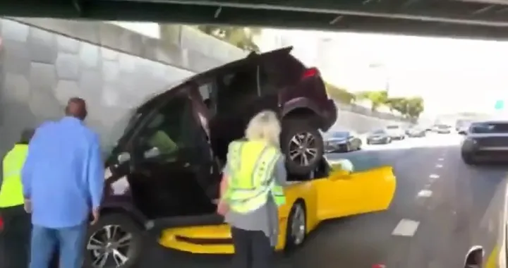 Chevrolet Corvette C6 finisce sotto il SUV: video dell'incidente