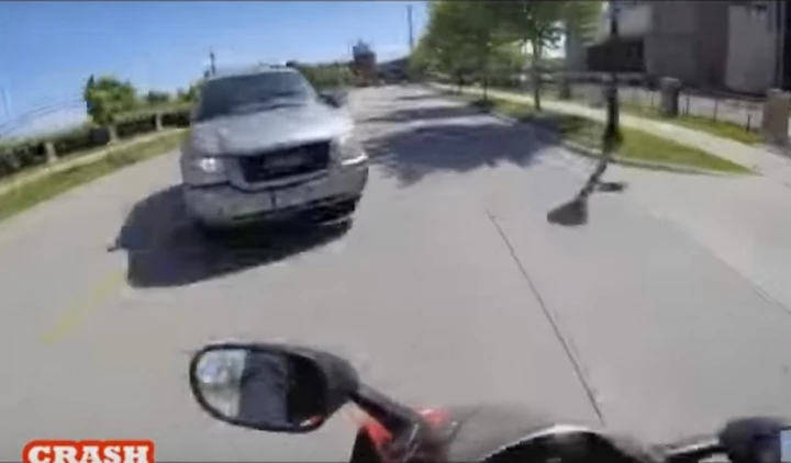 Auto taglia la strada ad una moto ed è incidente [Video]