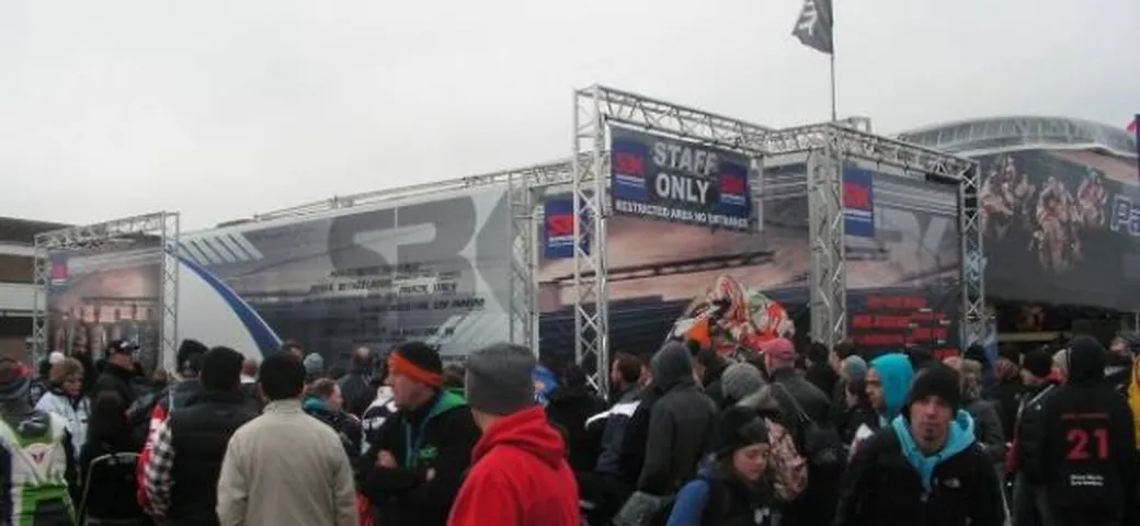 Paddock Live Donington Park: tra nuovi pneumatici qualche scaramuccia