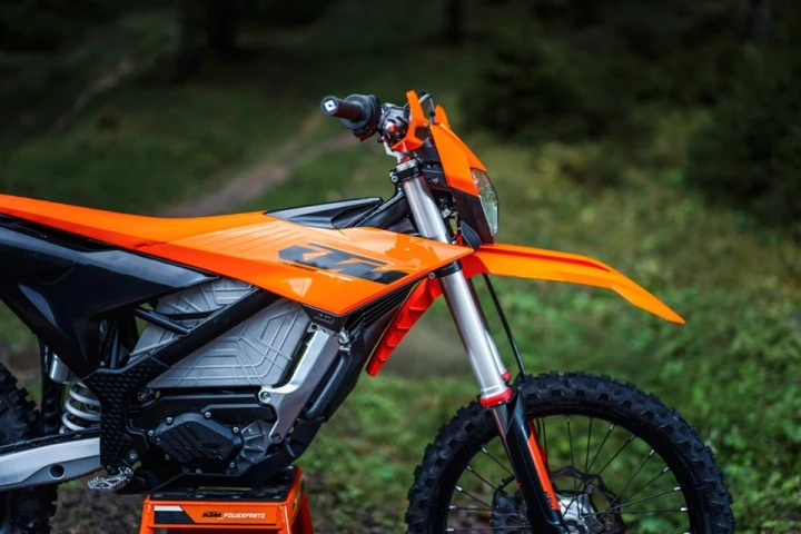 KTM Freeride E: nuovo enduro elettrico 2027 con swap batteria