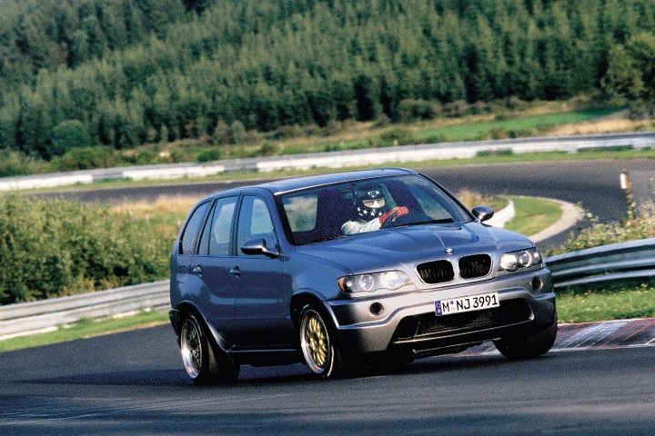 La BMW X5 V12 da 700 cavalli