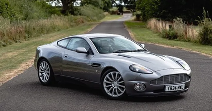 L'Aston Martin Vanquish di James Bond è in vendita