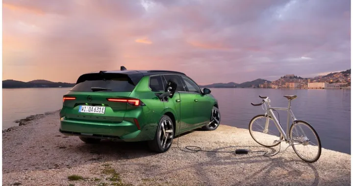 Opel Astra Electric aggiornata, autonomia fino a 454 km e tecnologia V2L