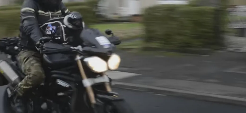 Cane con casco e giacca in pelle in moto [Video]