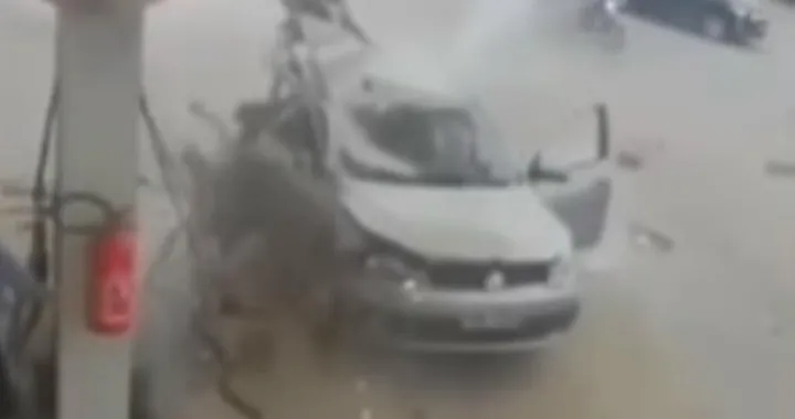 Auto a gas salta in aria per l'esplosione della bombola [Video]