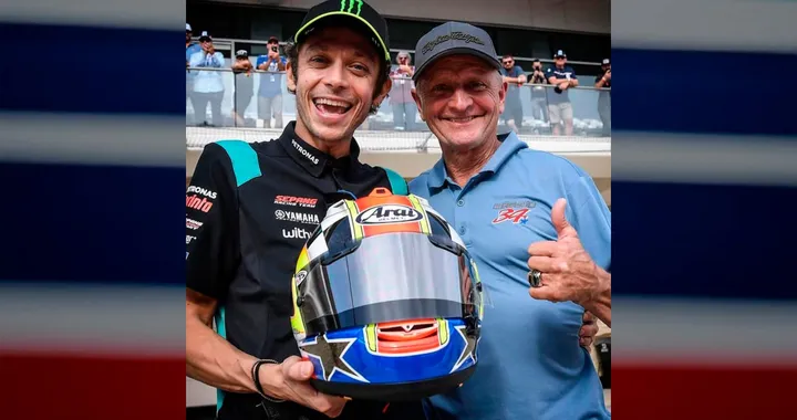 MotoGP, Kevin Schwantz omaggia Valentino Rossi con un casco speciale