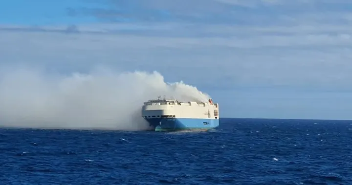 Nave cargo in fiamme nell'Atlantico: è piena di Porsche e Bentley