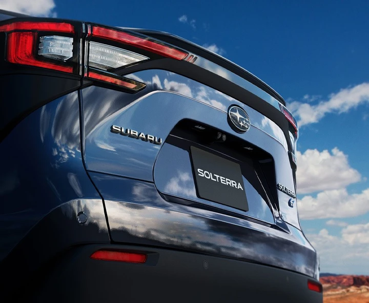Subaru Solterra: i teaser del primo modello elettrico del marchio