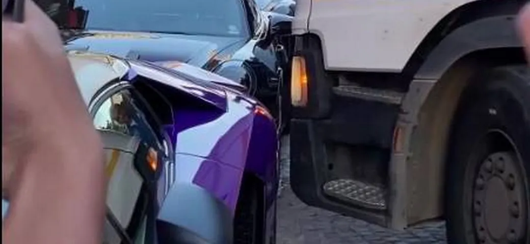 Camion osa lo sfioro di Lamborghini e Porsche | Video