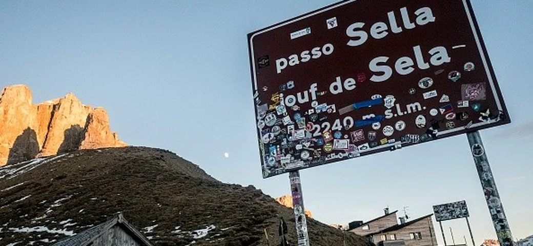 Dolomiti: Passo Sella a numero chiuso per auto e moto.
