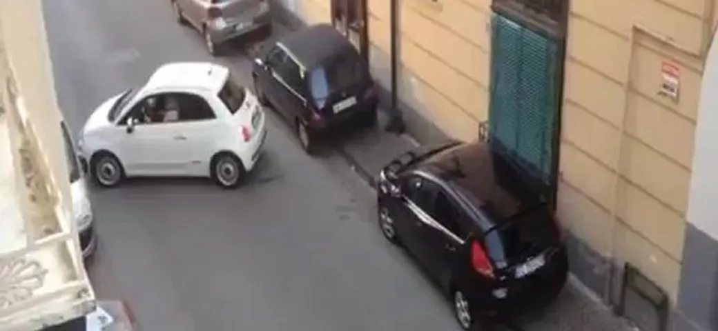Follia a Cardito: automobilista blocca traffico per ore. Rissa sfiorata. E' un fake?
