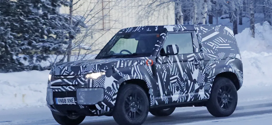 Nuova Land Rover Defender 90: foto spia della versione a passo corto