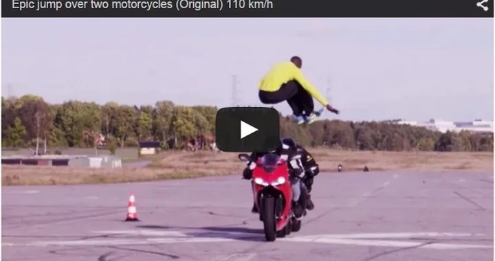 Come saltare oltre due moto in corsa [Video]