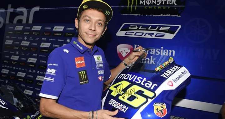Yamaha R1 MotoGP Replica autografata da Rossi all'asta per beneficienza