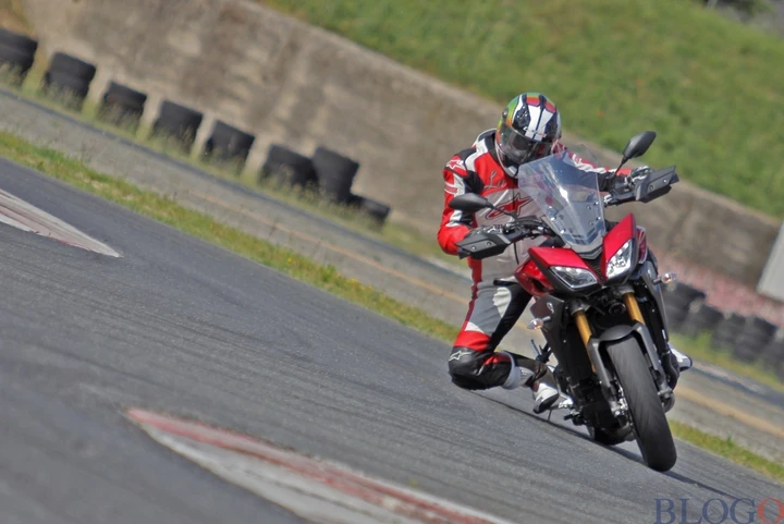 Yamaha MT-09 Tracer: una crossover...da piega!