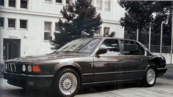 BMW: le immagini della 767i E32 con motore V16