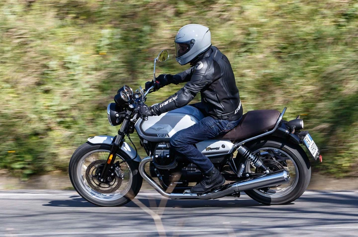 Moto Guzzi V7 2021: la prova su strada
