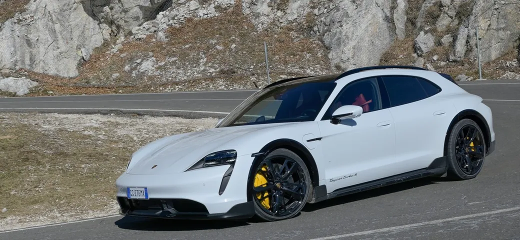 Porsche Taycan Cross Turismo Turbo S: il video