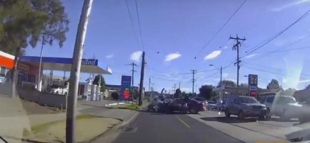 Auto taglia la strada a due motociclisti [Video]